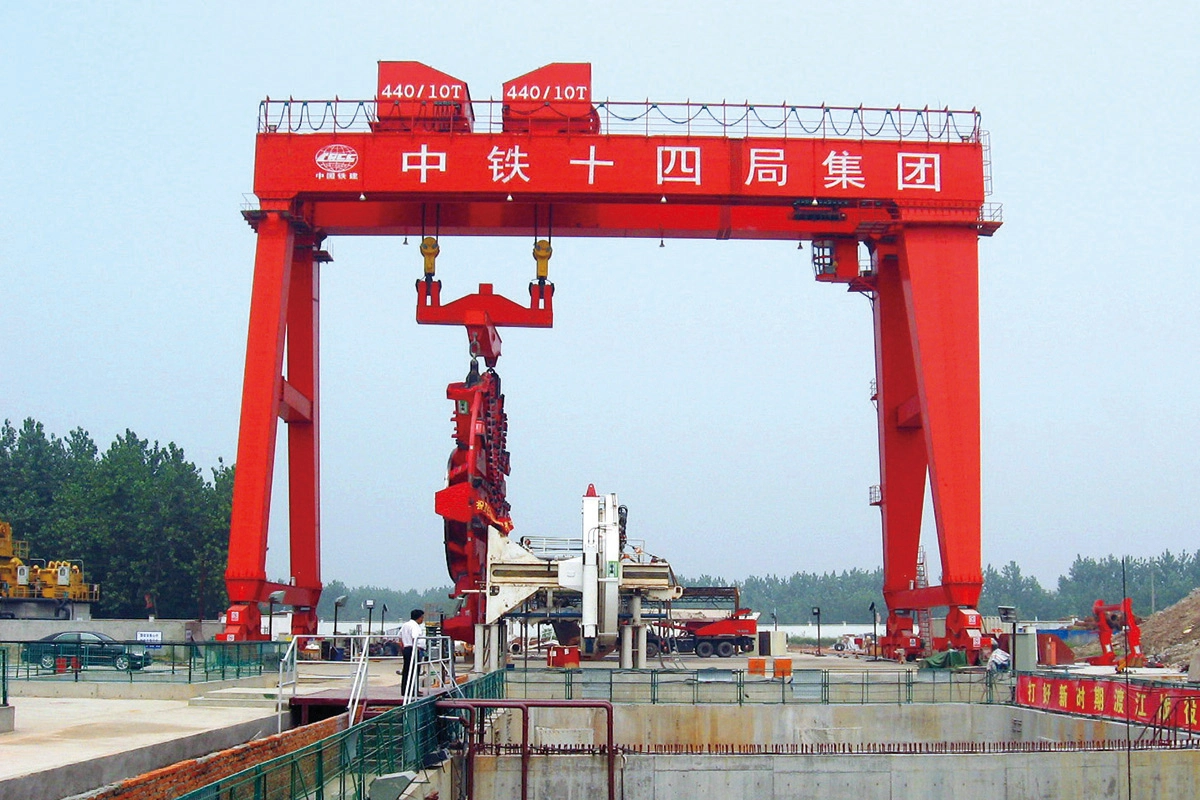 Gantry Crane With Shield-2