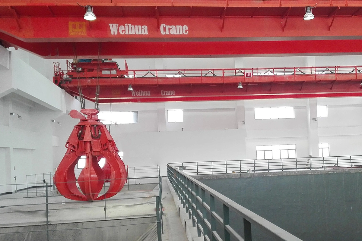 Hydropower shaft gantry crane lifting a vessel